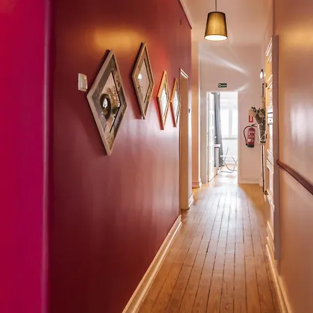 Проживання в сім'ї Aquilla Family 306